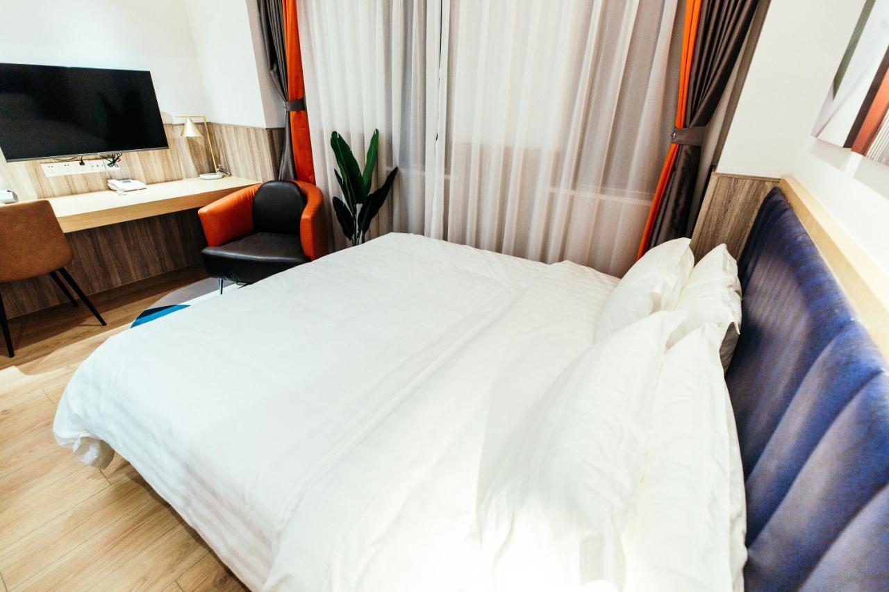 Deluxe Queen Room