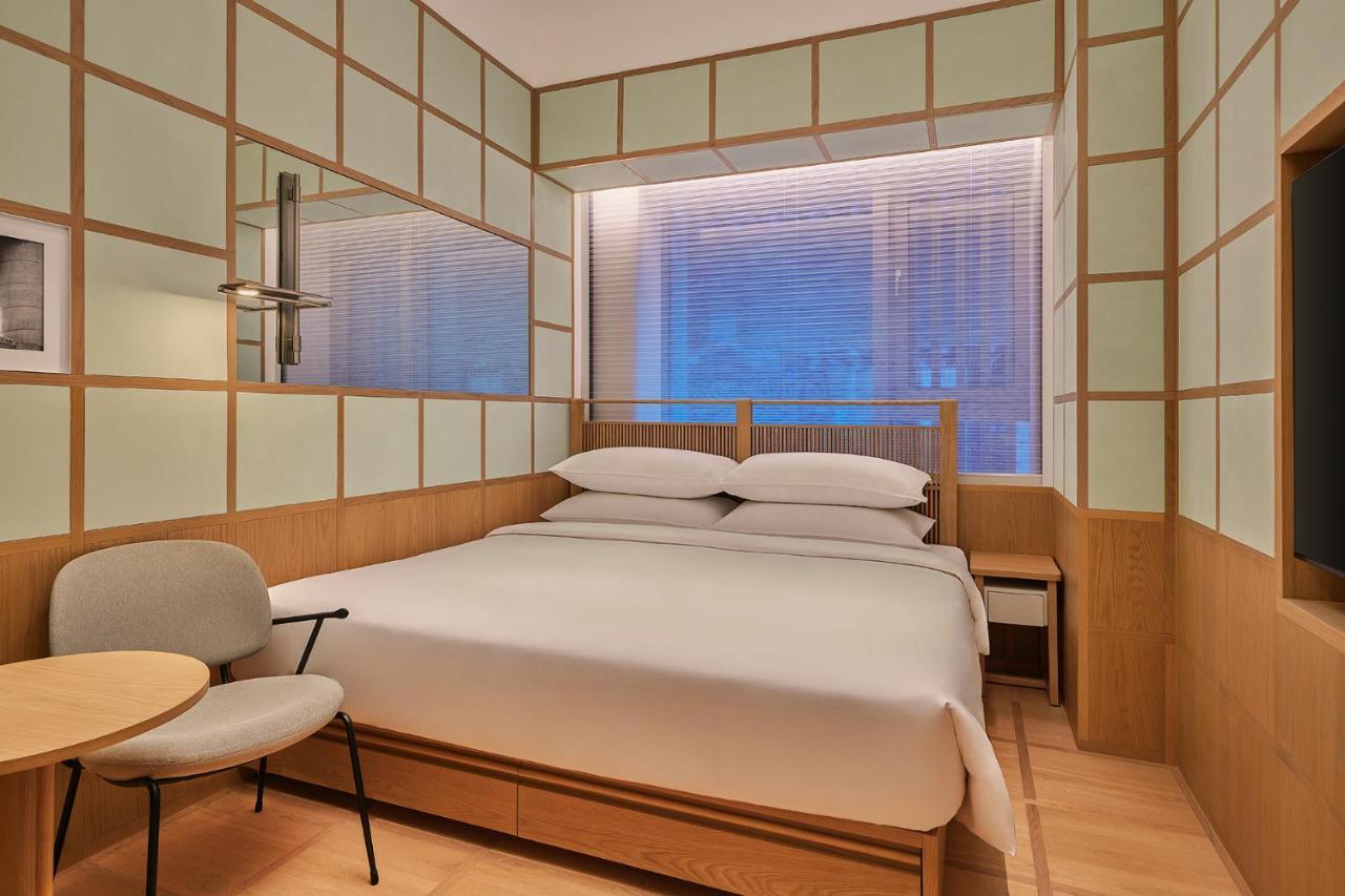 Zimmer mit Kingsize-Bett