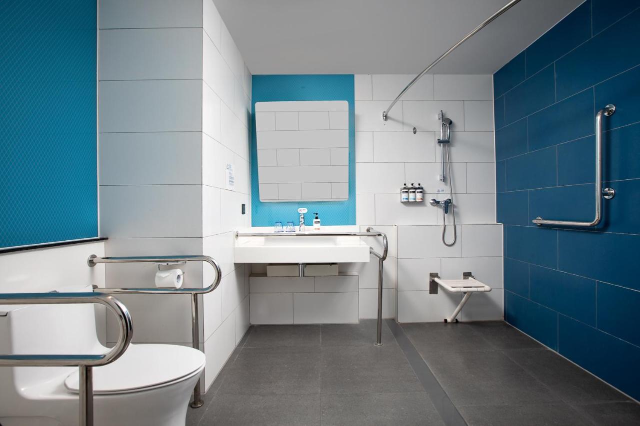 1 King Accessible Extra Floor Space