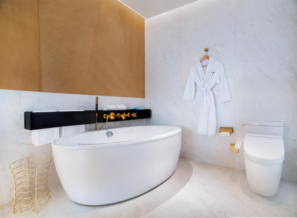 Quarto com 2 Camas de Solteiro e Vista da Cidade