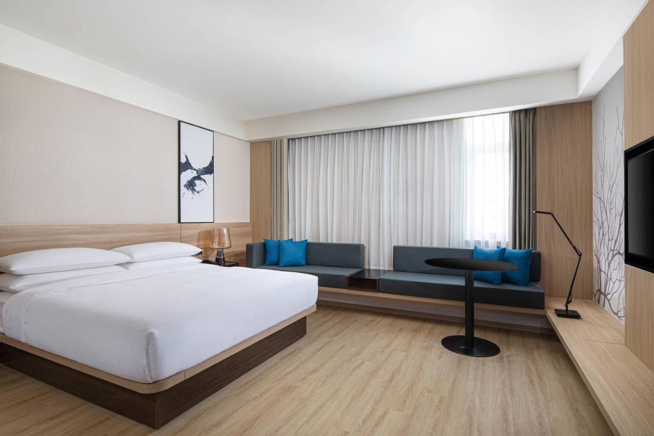 Business Zimmer mit 1 Kingsize-Bett und Stadtblick