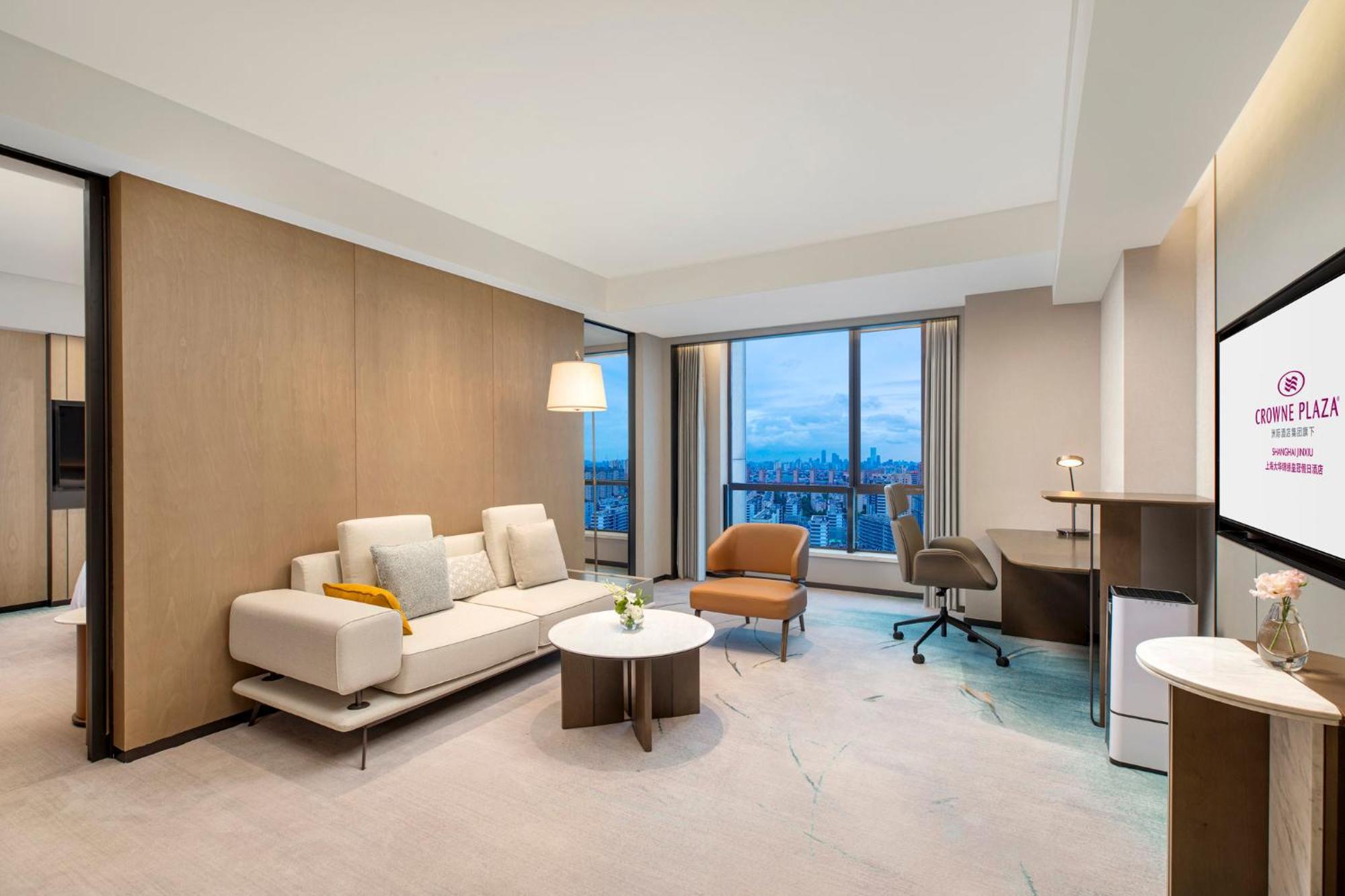 One-Bedroom King Suite with Living and Study Area