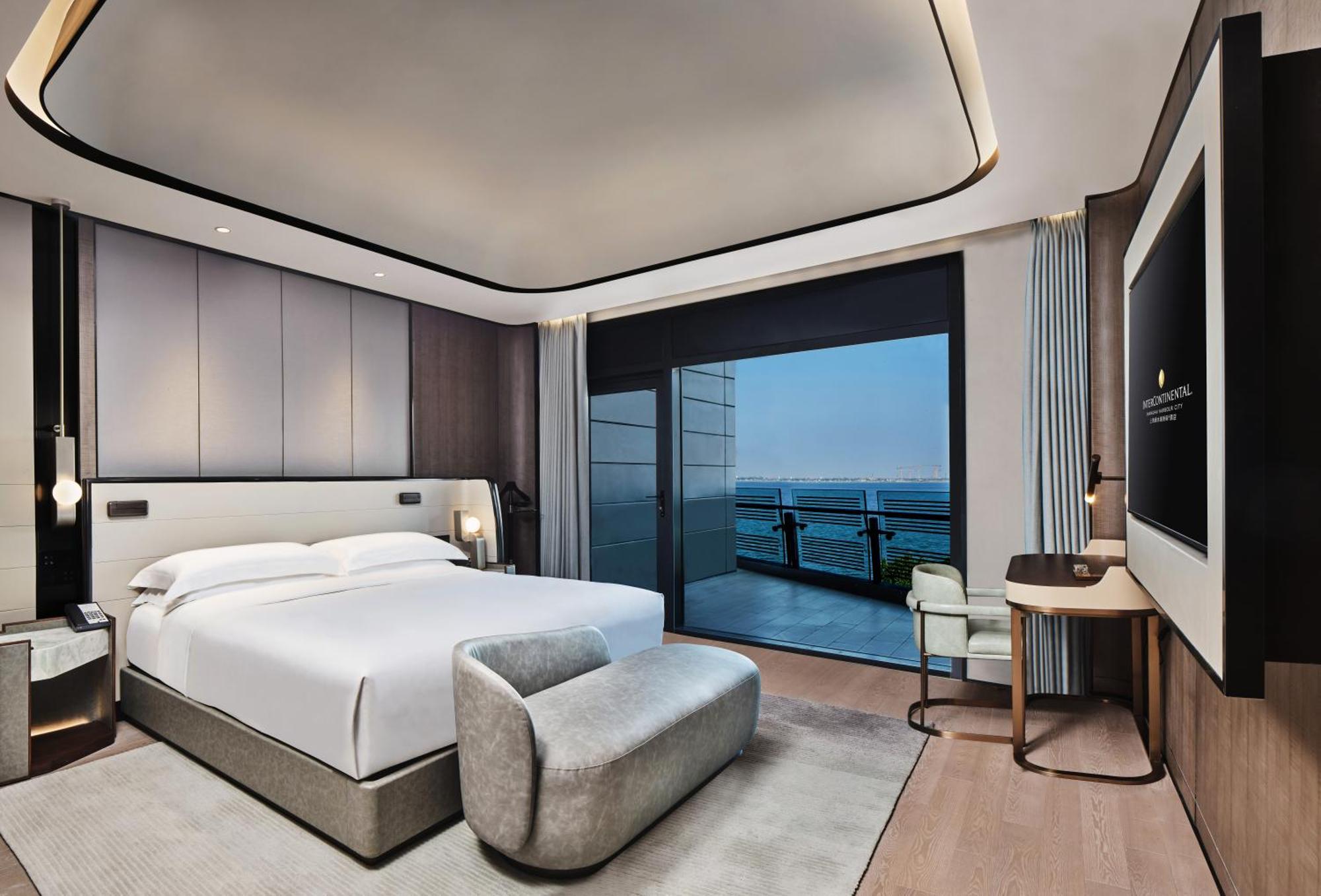 Classic King Room with Balcony and Lake View