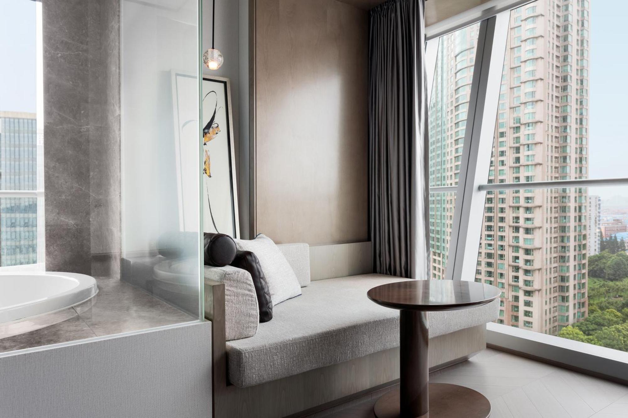 Deluxe King Room City View