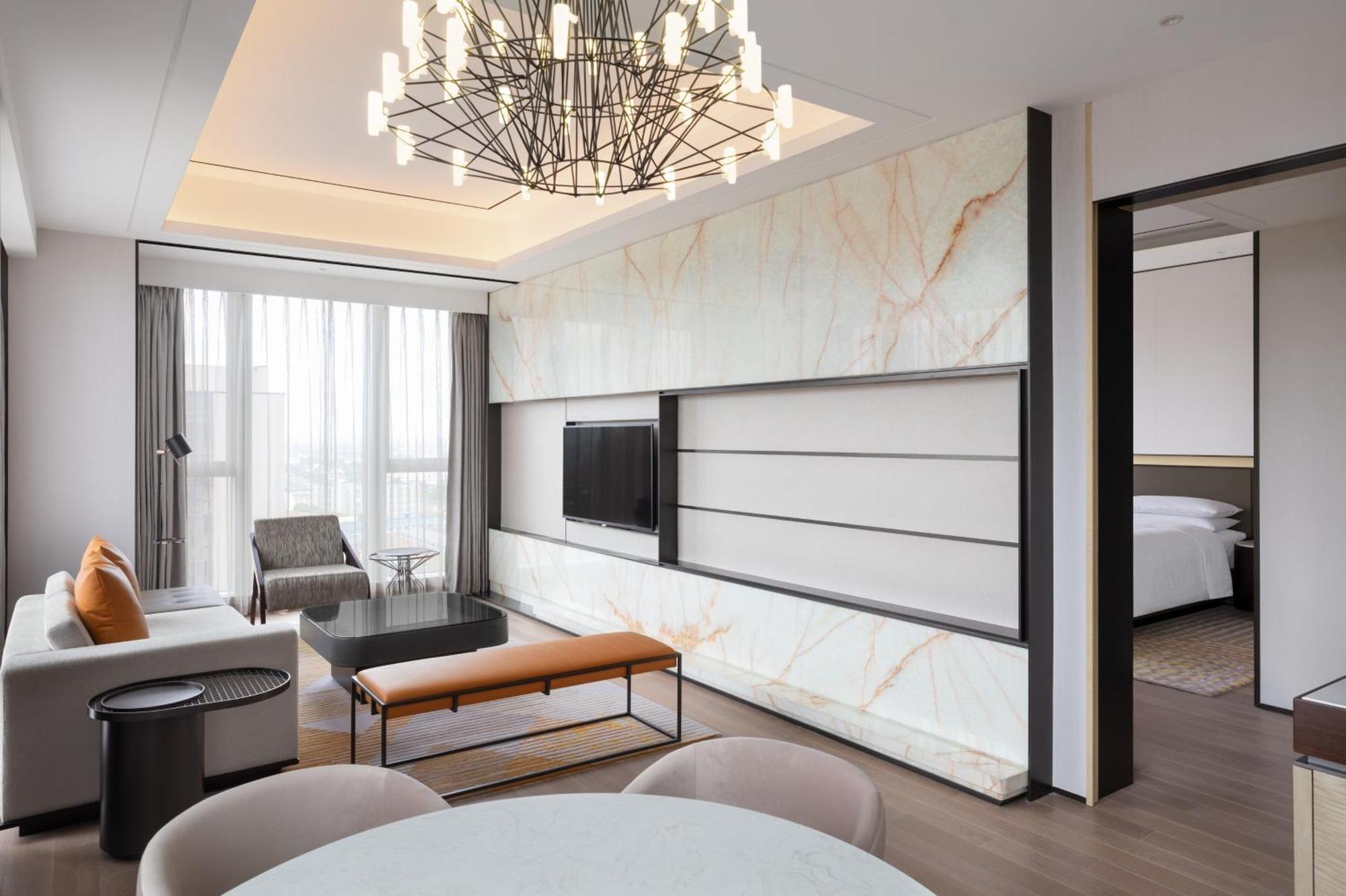 Club lounge access, Suite, 2 Twin/Single Bed(s), City view