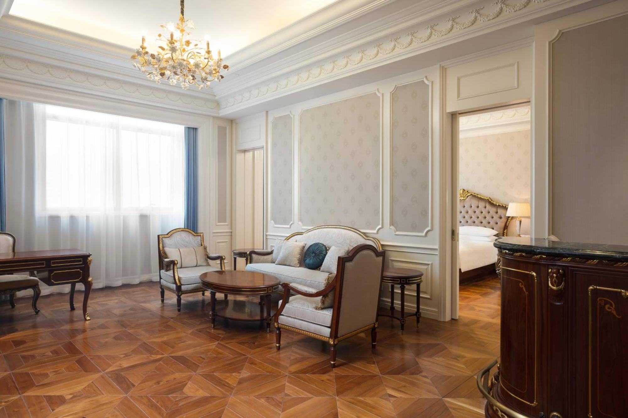 Deluxe One-Bedroom King Suite Lounge Access