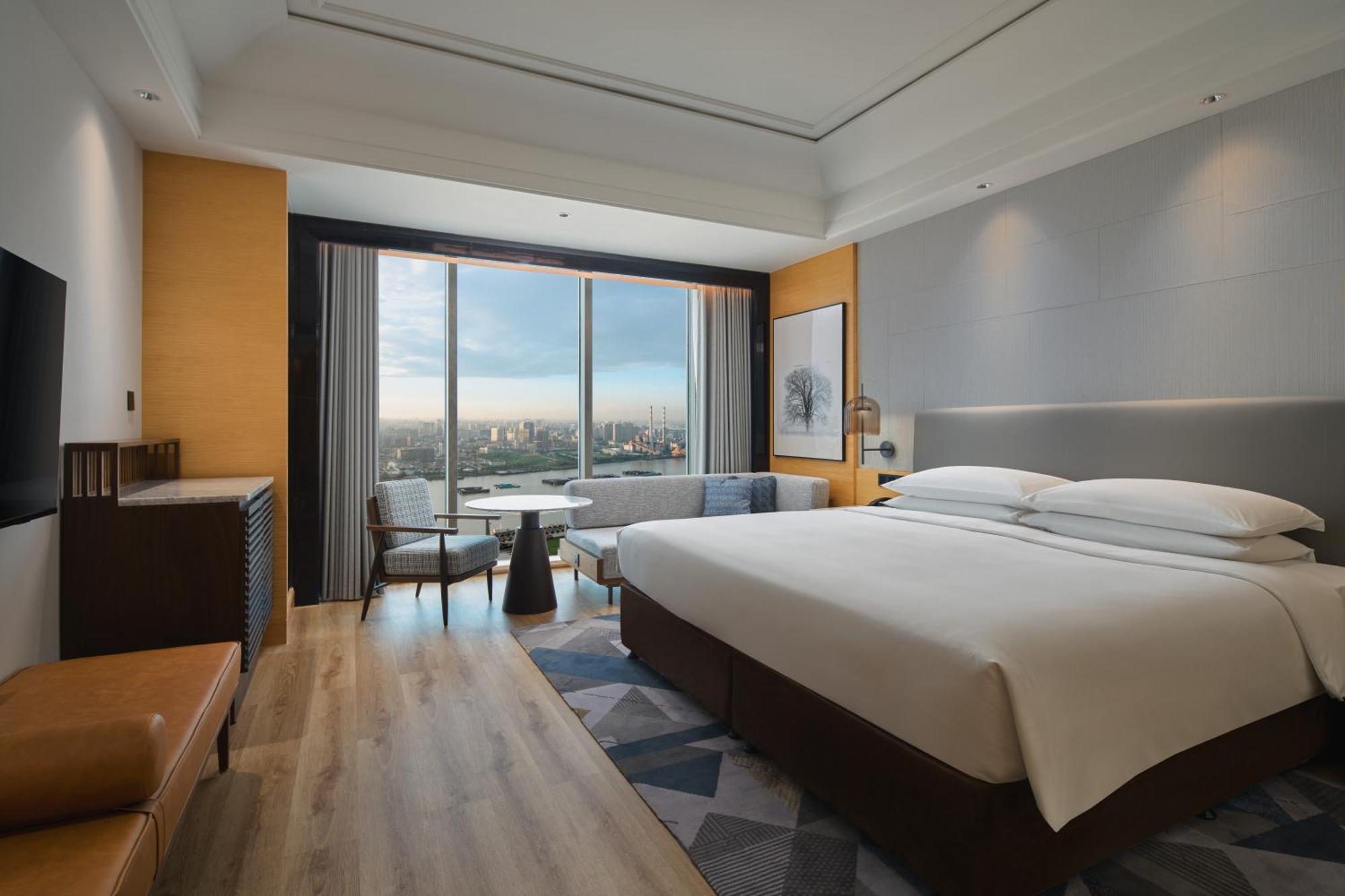 Quarto com Cama King-size e Vista do Rio