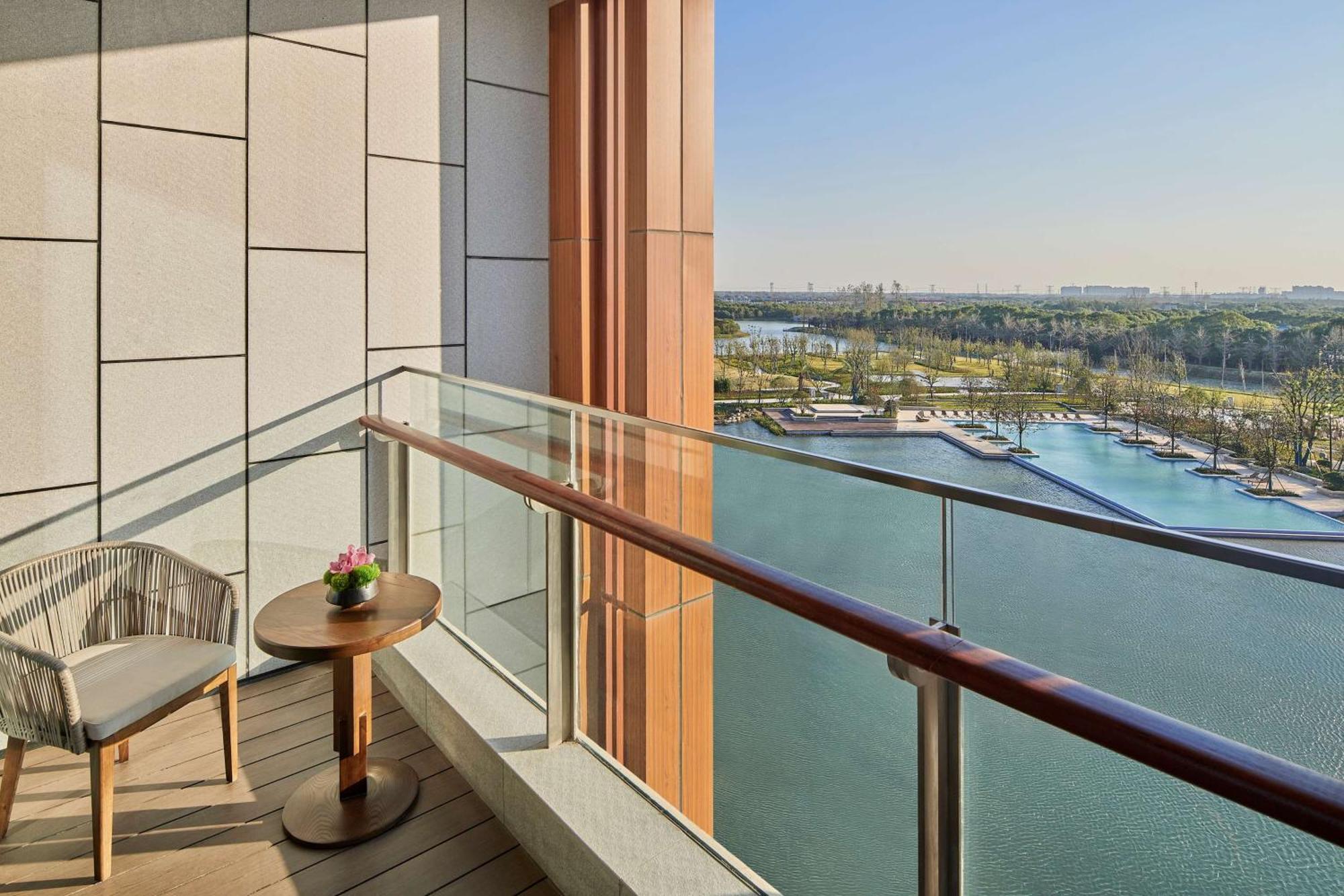 King Deluxe Room with Lakeview