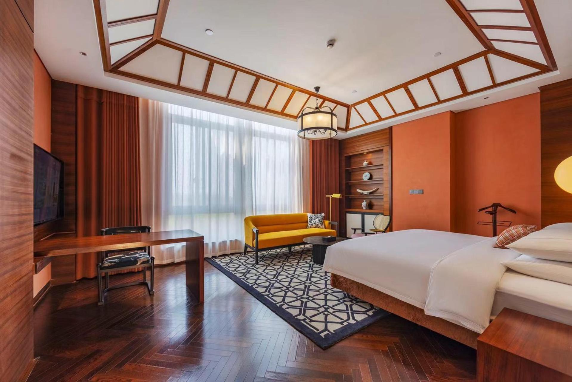 Habitación con cama grande