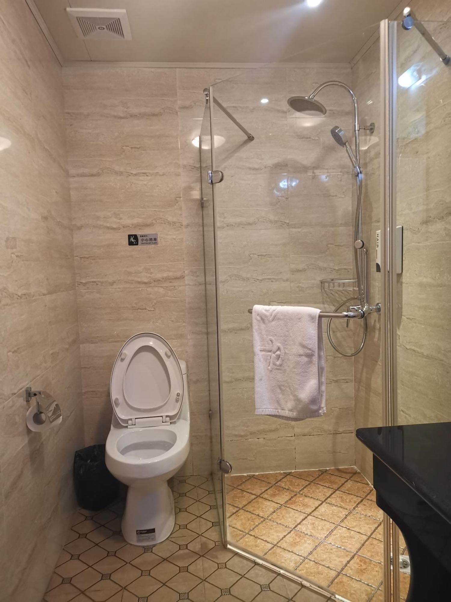 Executive Suite,1602966455:JPEG
