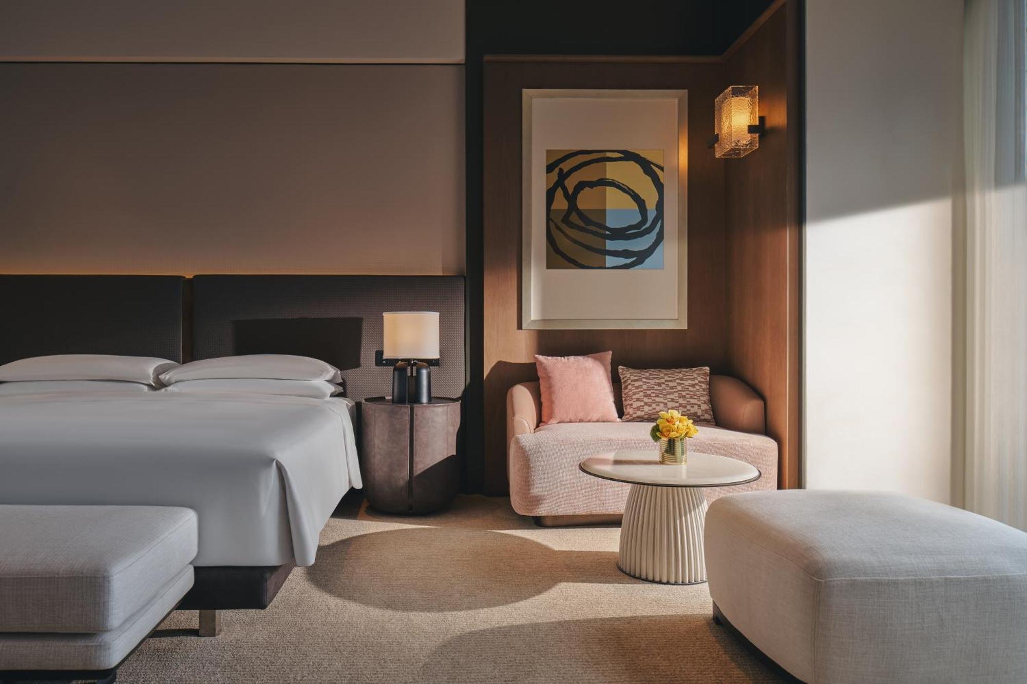 Deluxe King Room River View Club Access