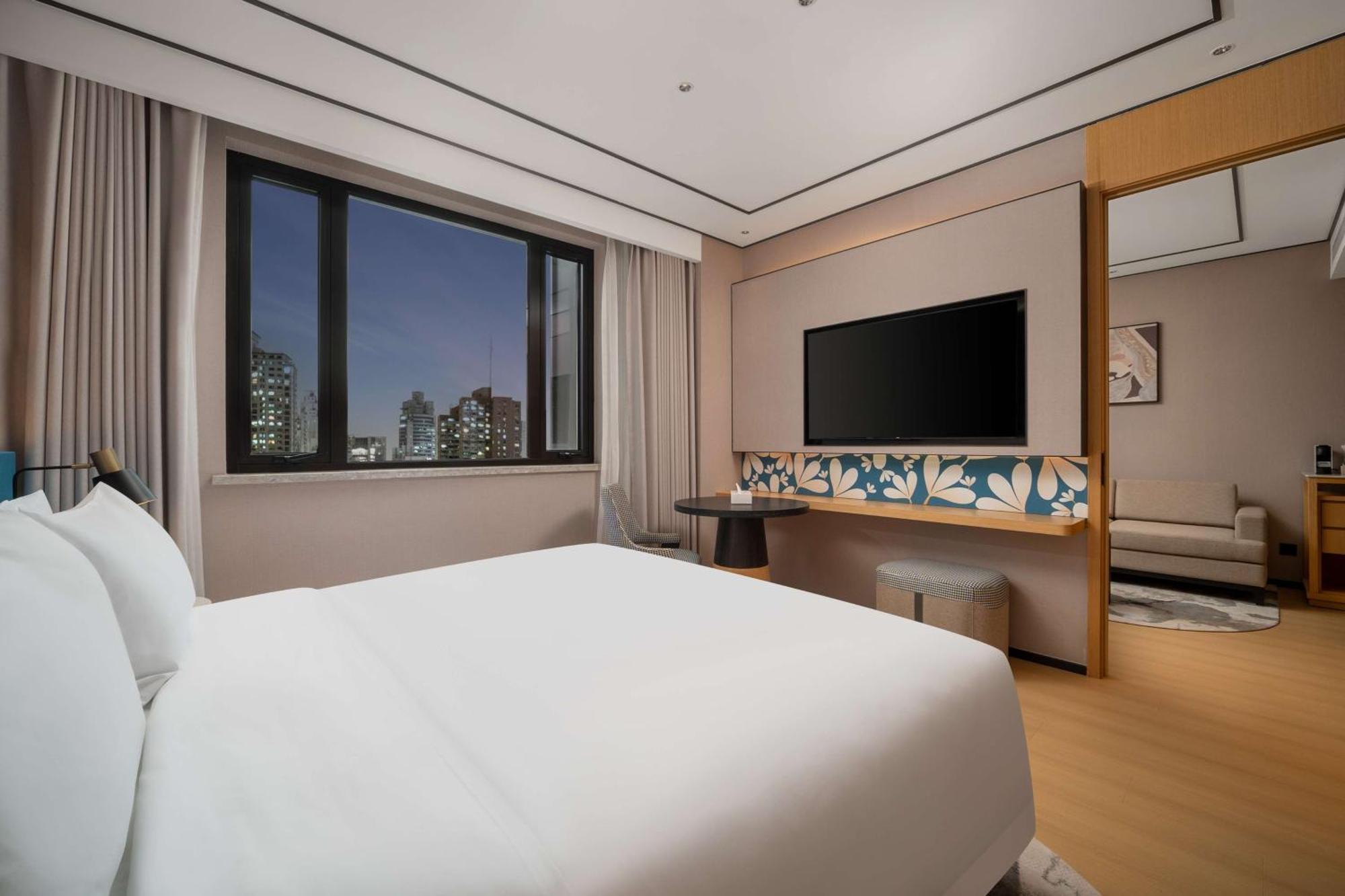 Deluxe King Suite
