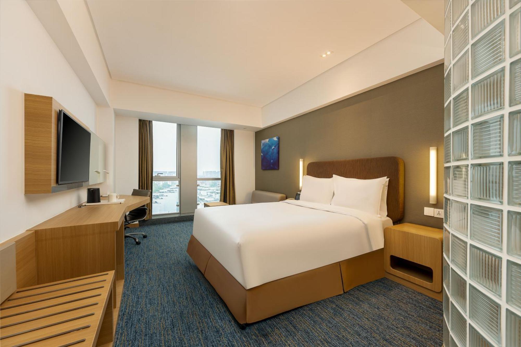 Standard Smart Queen Room