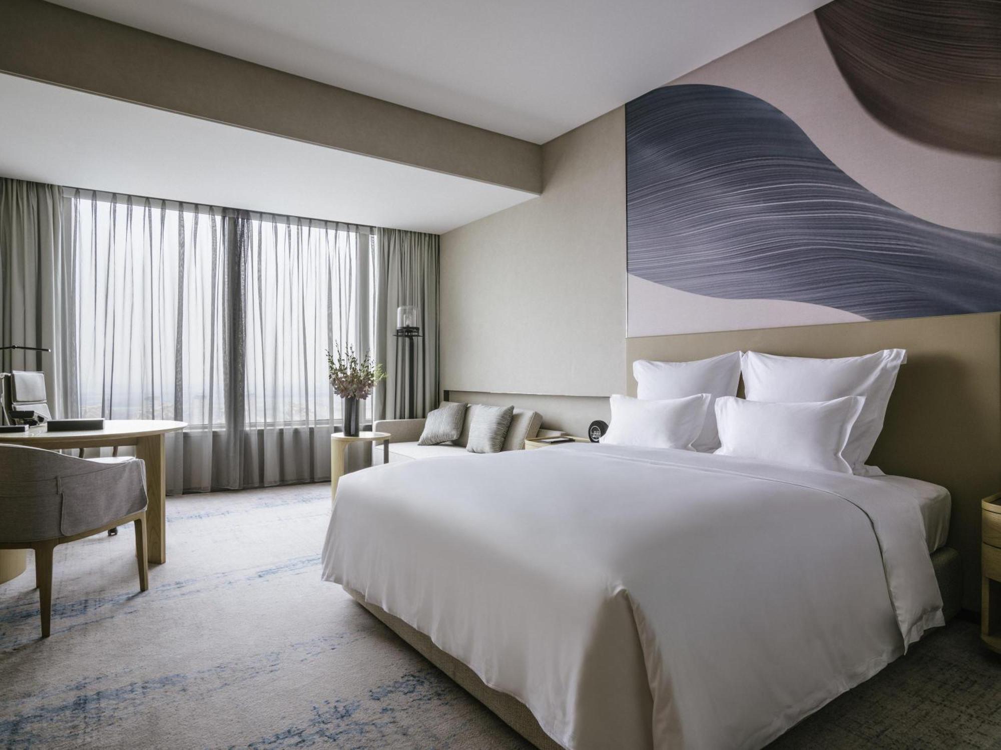 Superior King Room City View