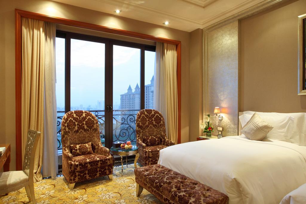 Chateau Deluxe King Room