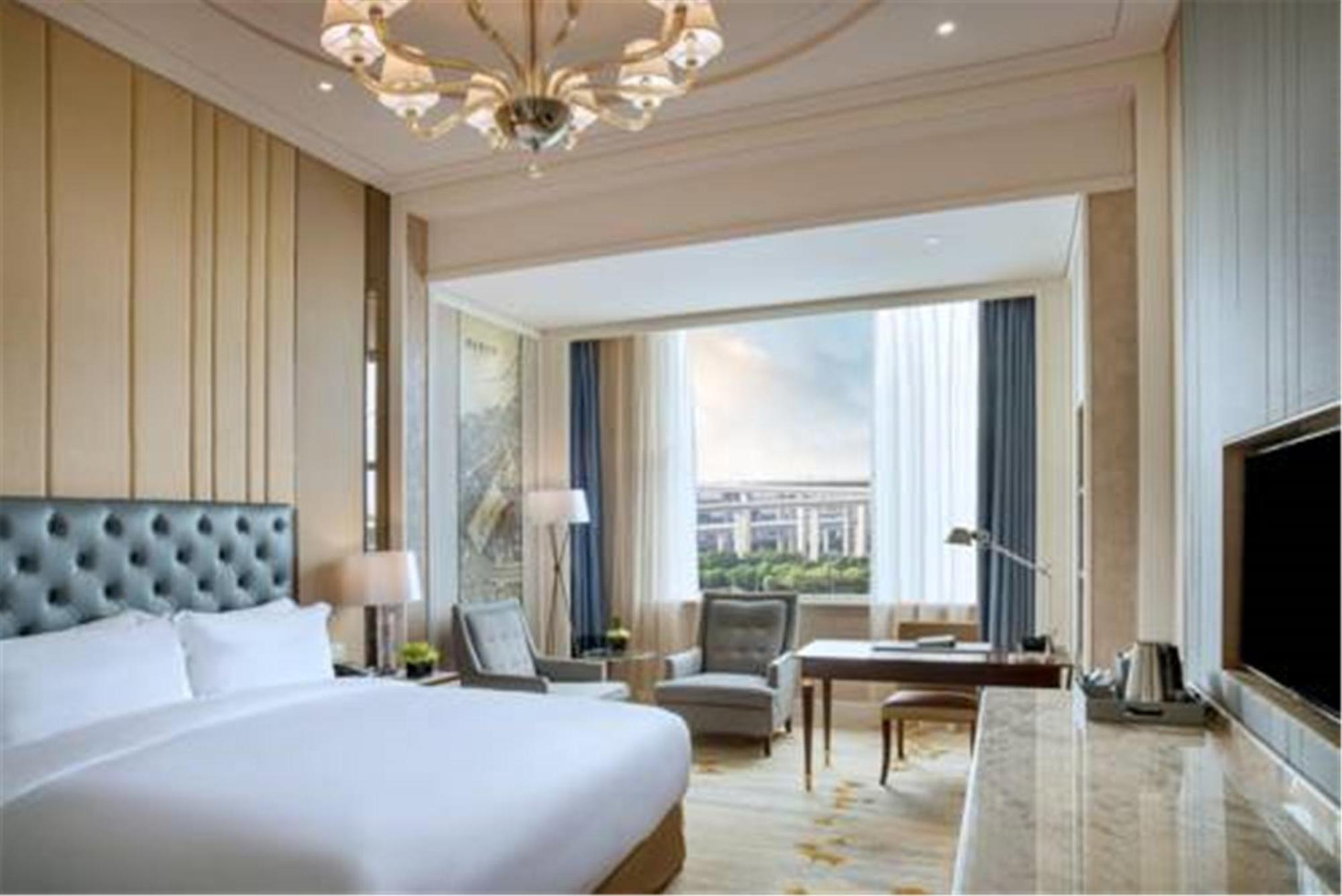 Superior King Room Club Access