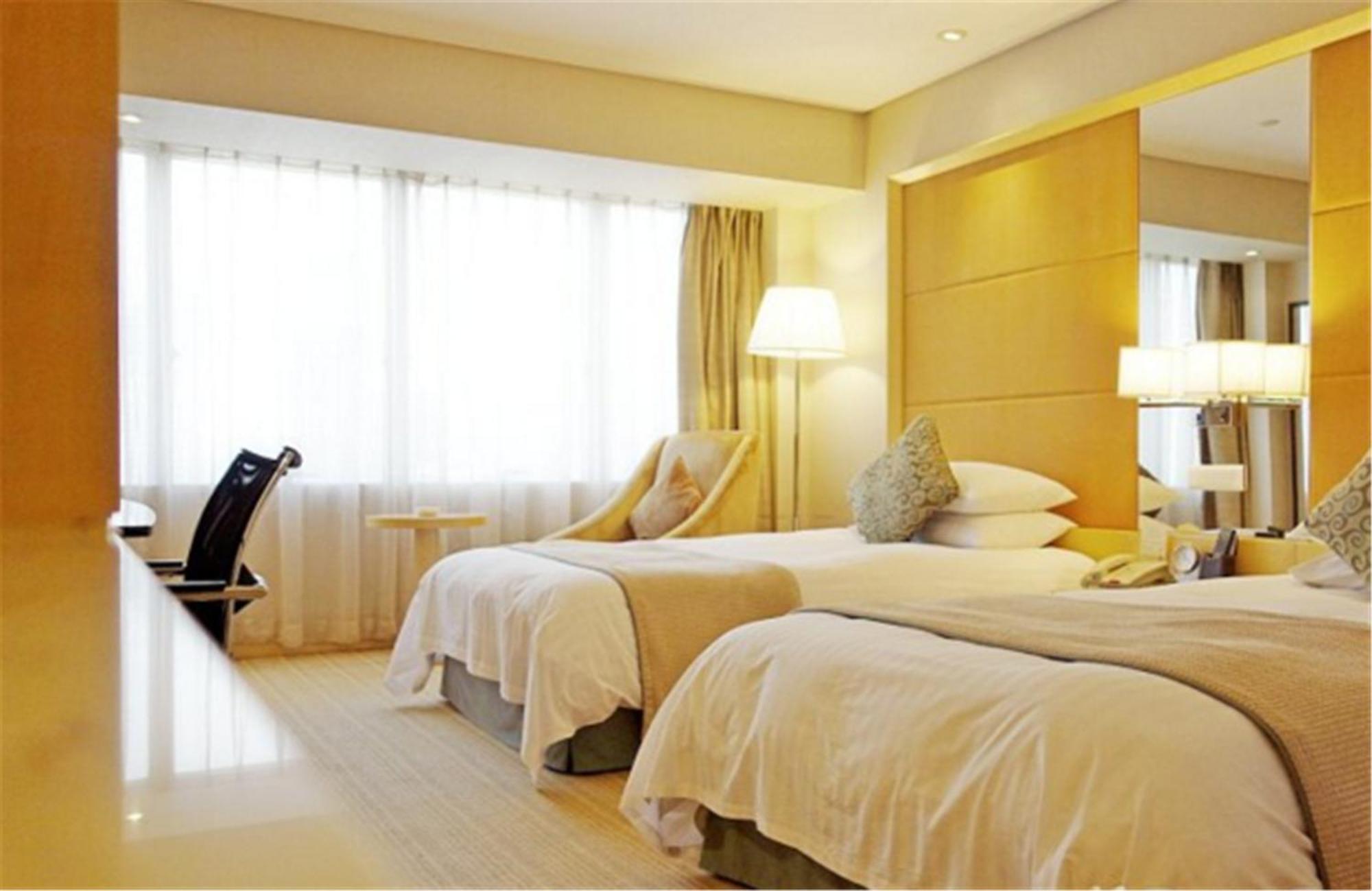 Deluxe Twin Room with City View - A free copy of Shanghai Taste
