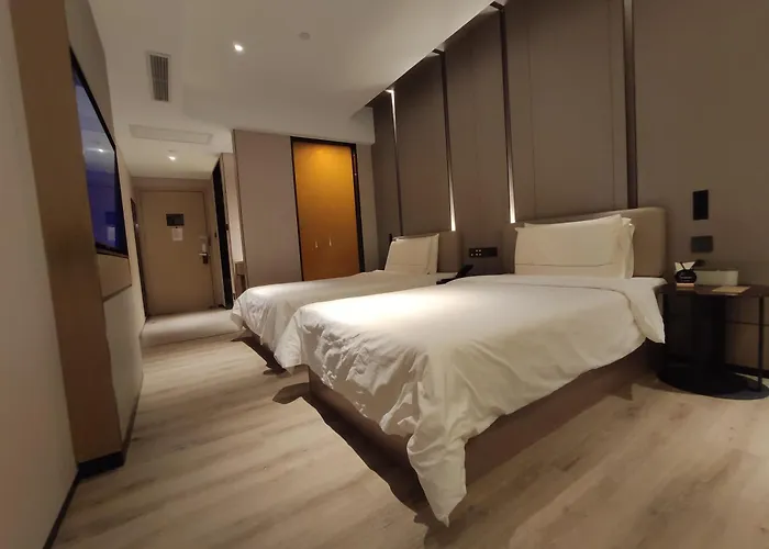 上海陆家嘴八佰伴亚朵酒店