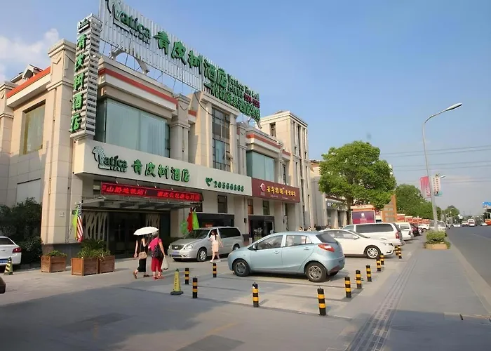 Vatica Shanghai International Tourism Resort Luoshan Road Subway Station Hotel