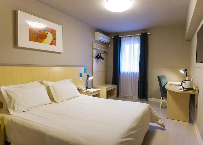 Jingjiang Inn Shanghai Baoyang Pier